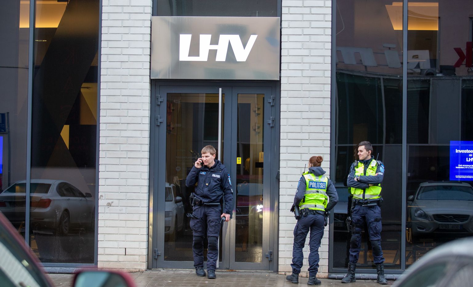 Politseinikud LHV panga ees. Eesti pangad näevad libalehtedega kurja vaeva. LHV kommunikatsioonijuht Priit Rum soovitab inimestele tungivalt politseile teada anda, kui nad on kuriteo ohvriks sattunud.