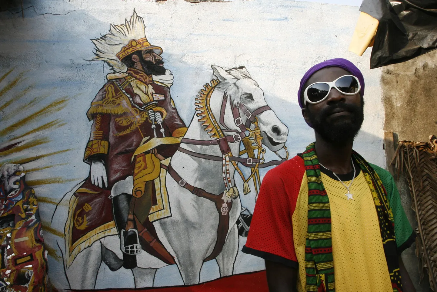 Rastafari liikumise järgija. Taustal pilt Etioopia keisrist Haile Selassiest.