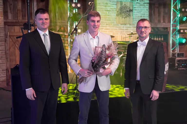 Regionaalminister Madis Kallas (vasakult), parim maamajanduseriala õpilane 2023 Jaagup Kask, MESi juhatuse liige Meelis Annus.