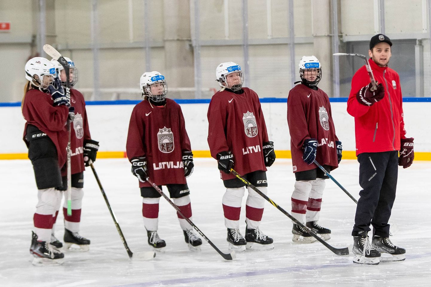 Latvijas U-18 sieviešu hokeja izlase.