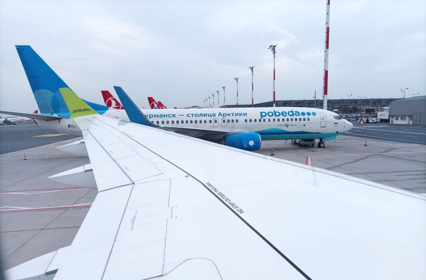 Самолет Air Baltic отогнали в аэропорту Стамбула на дозаправку и поставили рядом с самолётом российского авиаперевозчика, который находится под санкциями ЕС