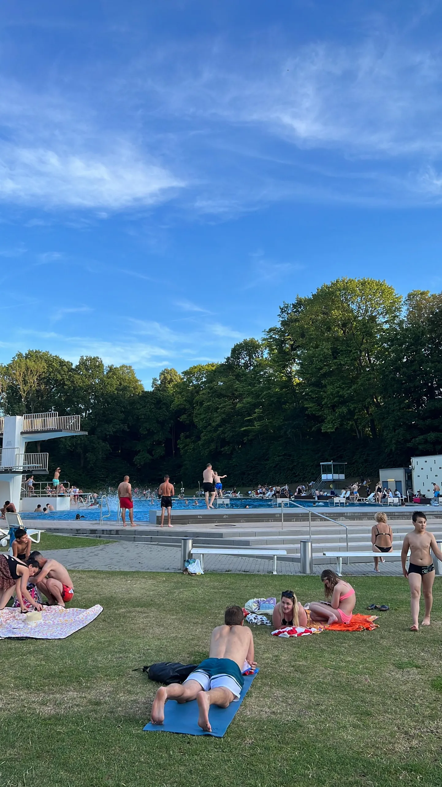 Aacheni avalik väliujuala 32-kraadises kuumuses pühapäeva õhtul.