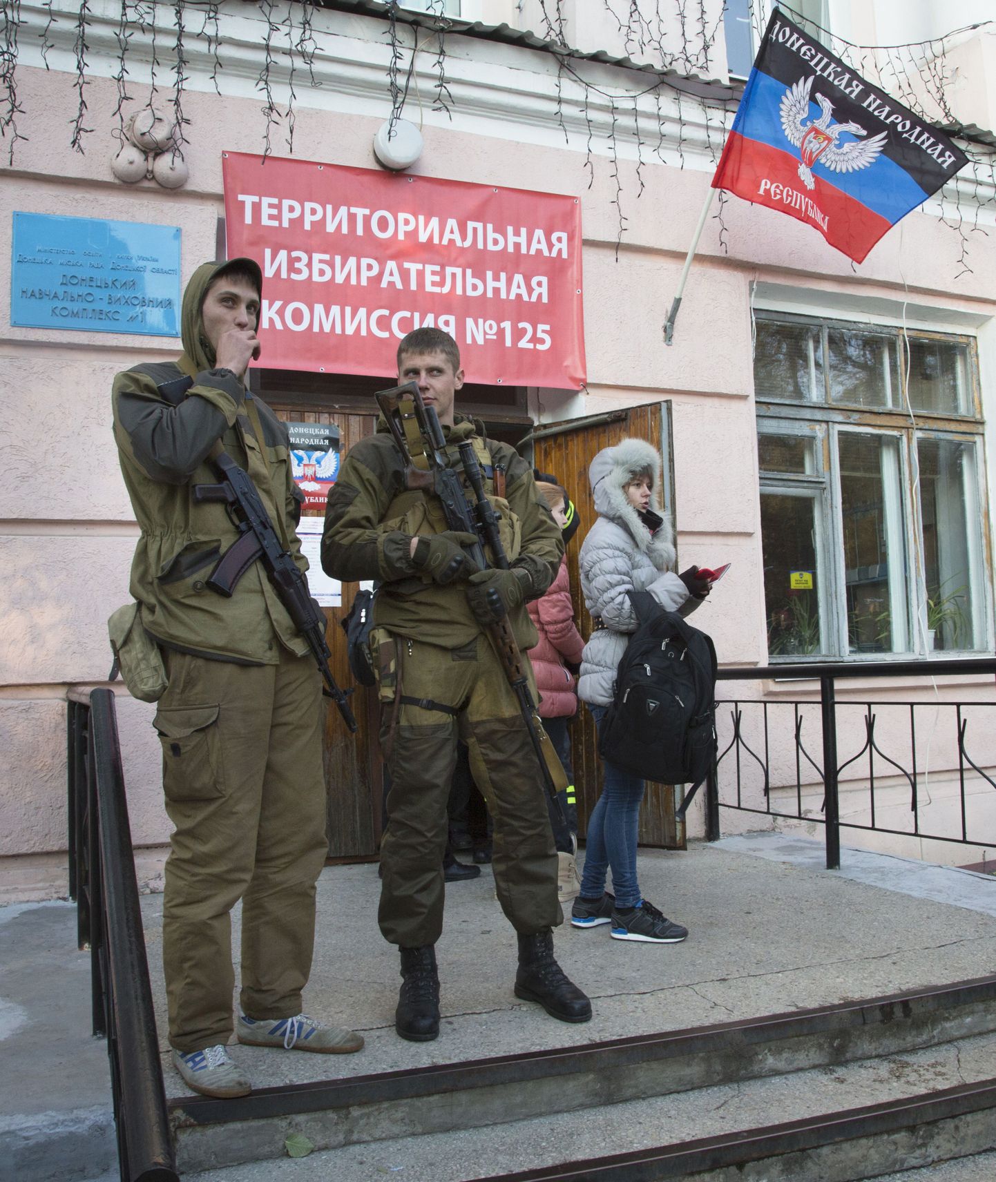 Relvastatud venemeelsed separatistid Donetskis ühe valimisjaoskonna ees.