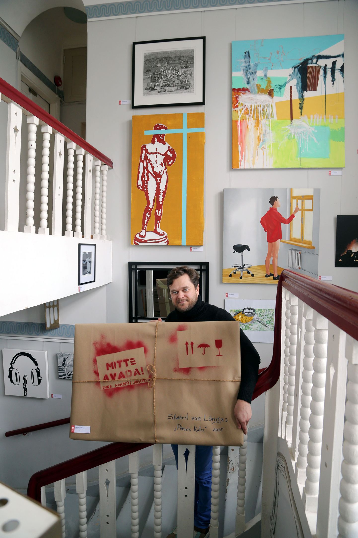Tartu loomemajanduskeskuse juht Reigo Kuivjõgi näitas keskuse trepigaleriis oksjonitööde näitusel teiste teoste hulgas eelpakitud maali «Põrsas kotis», mille autor on Edward von Lõngus.