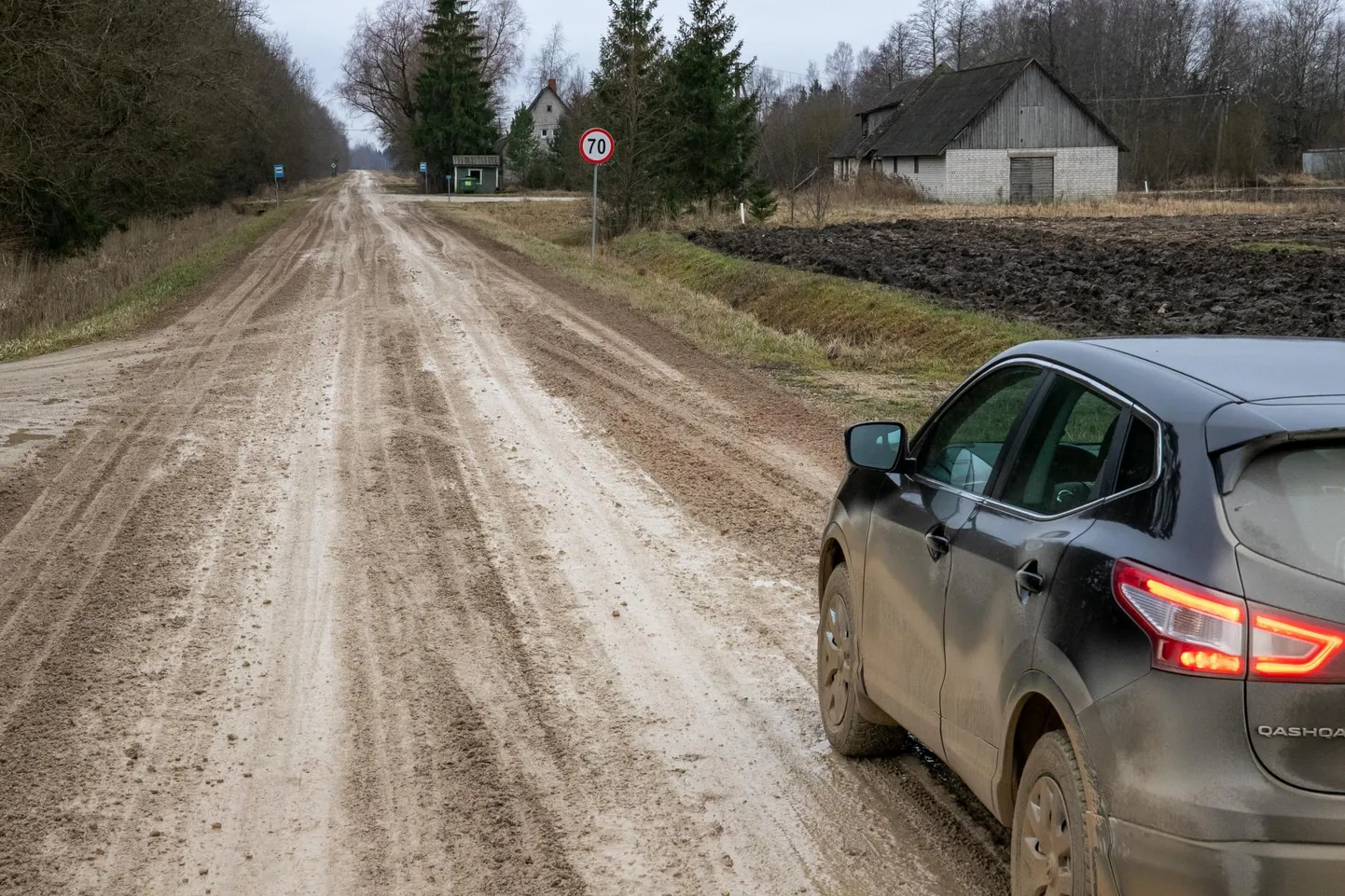 Valitsus tõstab käed üles ja surub riigi kõrvalmaanteede korrashoiu omavalitsuste õlule, nii ka Tori vallas Lepplaane–Suigu vahel.