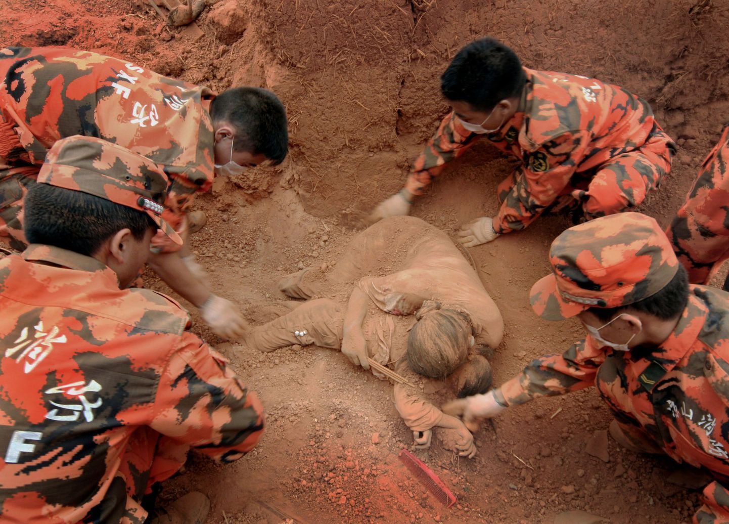 Hiina päästetöötajad leidsid majarusude alt naise surnukeha, kes näis olevat oma last viimase hingetõmbeni kaitsnud