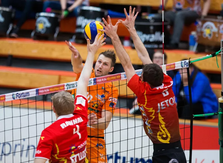 Jaanus Nõmmsalu (oranžis) üks viimaseid fotosid volleplatsil, kui 2016. aasta Eesti meistrivõistluste finaalis tuli Tallinna Selverile alla vanduda ja hõbedaga leppida.