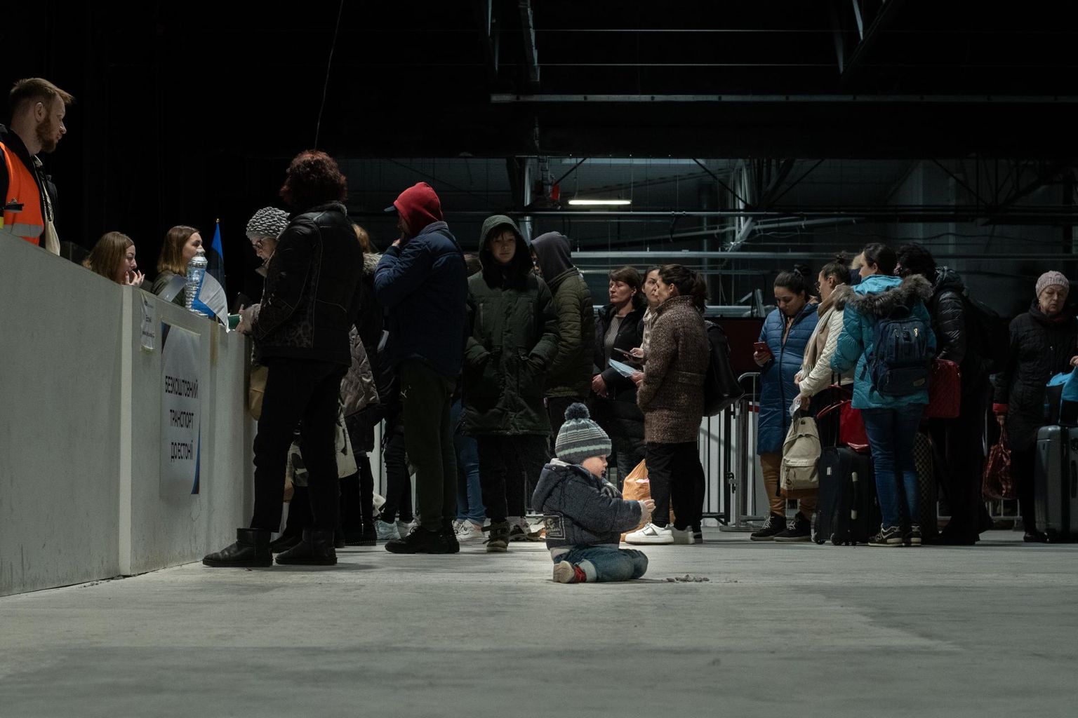 Люди, приехавшие в центр для украинских беженцев в Варшаве, во множестве инфопунктов выбирали свое будущее.