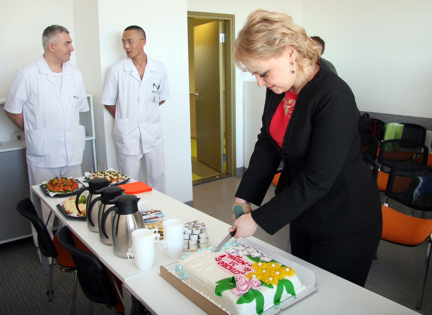 Татьяна Антонова впервые попробовала разрезать торт пострадавшей в давней аварии рукой - получилось.