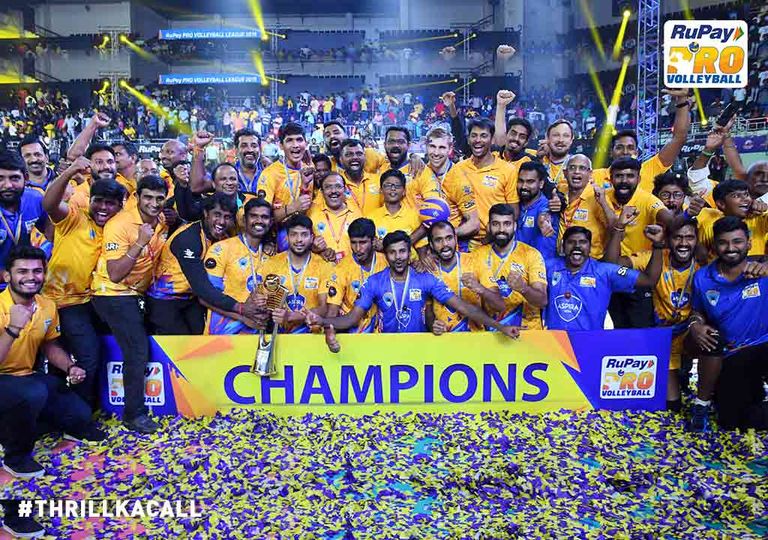 Ruslans Sorokins kopā ar komandu - pirmā profesionālā Indijas volejbola čempionāta uzvarētājiem