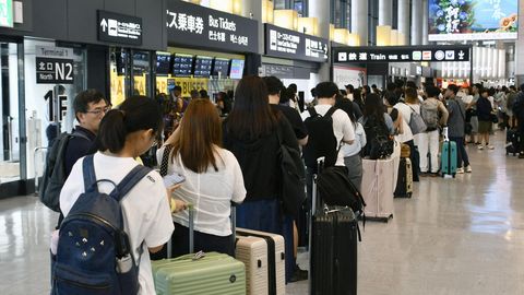 JAAPANIS UPUTAB ⟩ Tuhanded inimesed Tokyo Narita lennujaamas lõksus, neli tulvades hukkunud