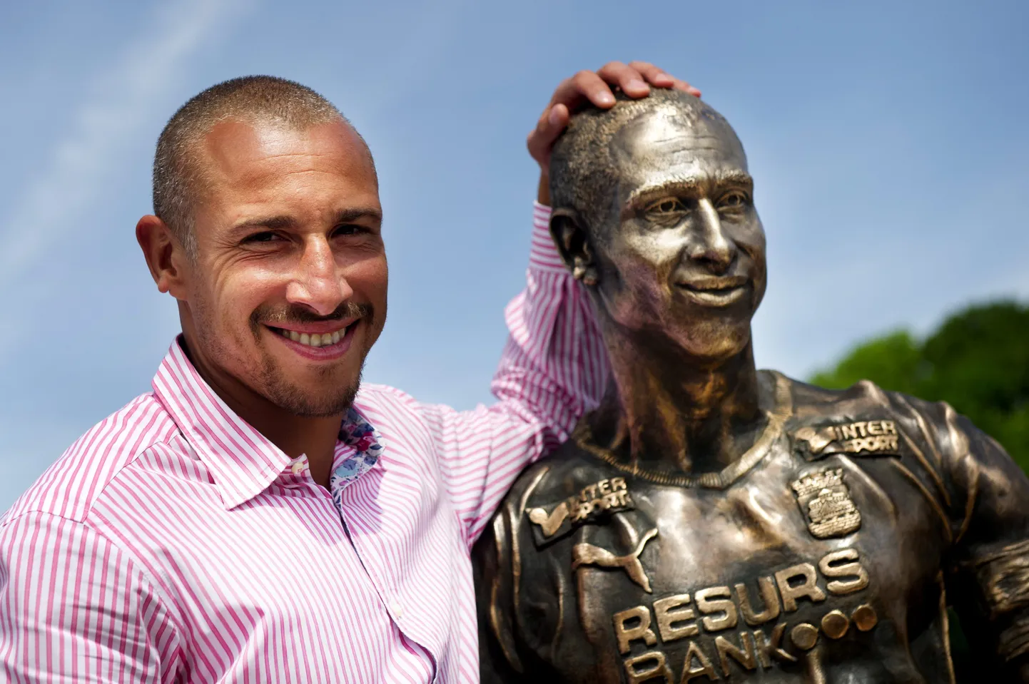 Rootsi jalgpallikoondise ründelegend Henrik Larsson poseerimas enda kuju kõrval.