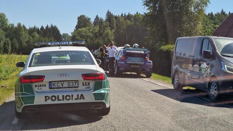 Poolakad panid ralli ohutsoonis laagri püsti