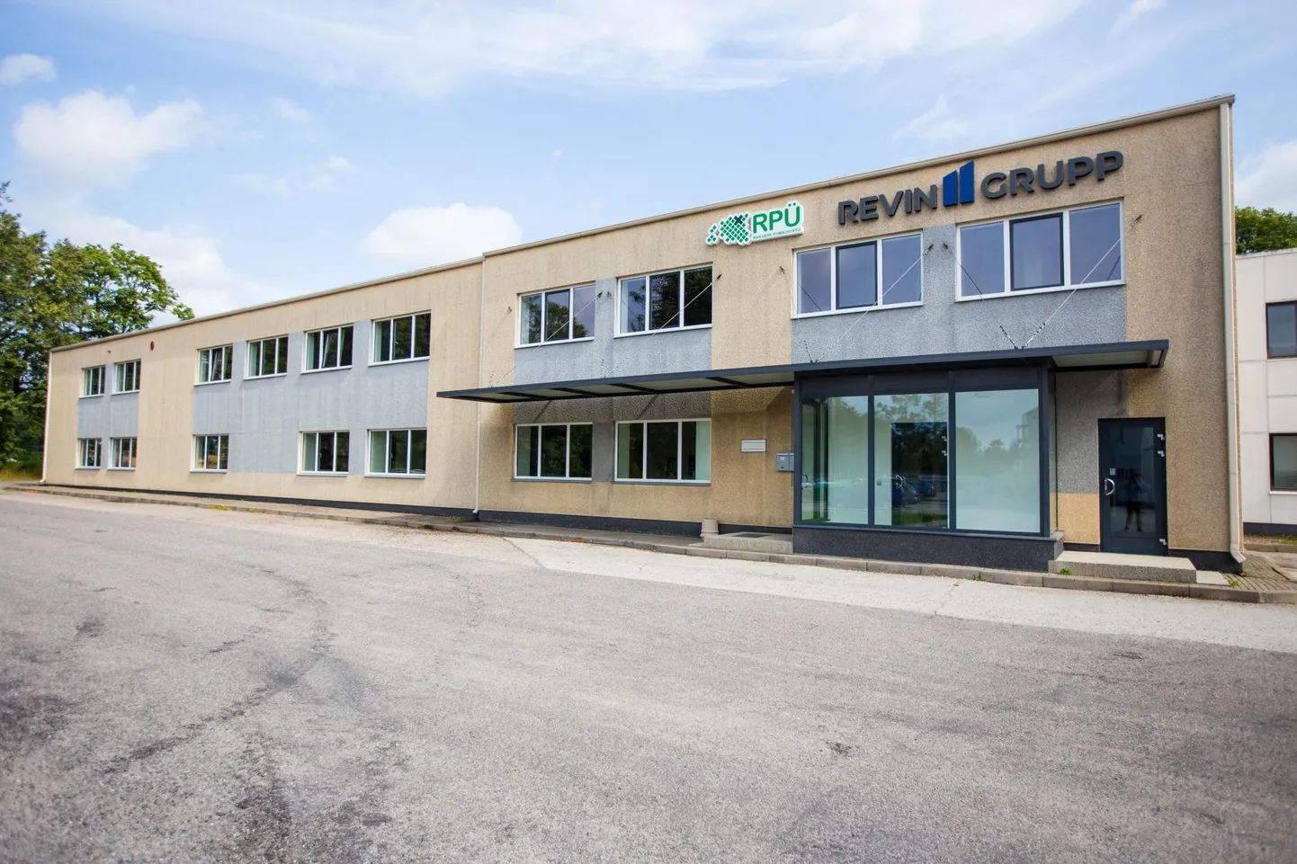 Piira külla uutesse ruumidesse kolinud Rakvere Piimaühistu ja Rakvere Lihaühistu on nüüd Mõisa tänaval asuva esinduse esimesel korrusel. Teisel korrusel asuvad hoone omaniku, osaühingu Revin Grupp tööruumid.