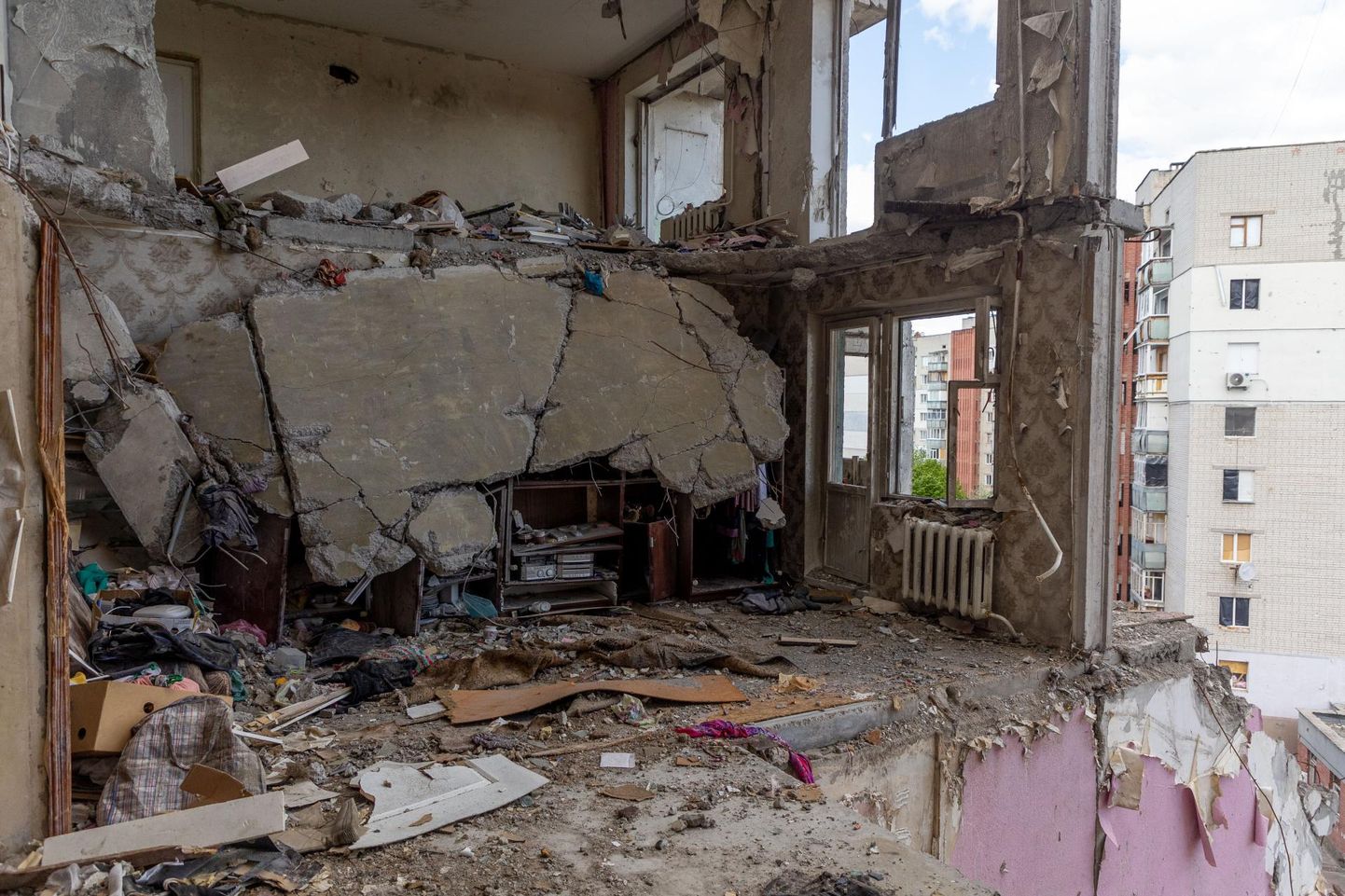 Selliseid puruks pommitatud korrusmaju on praegu Ukrainas väga palju.