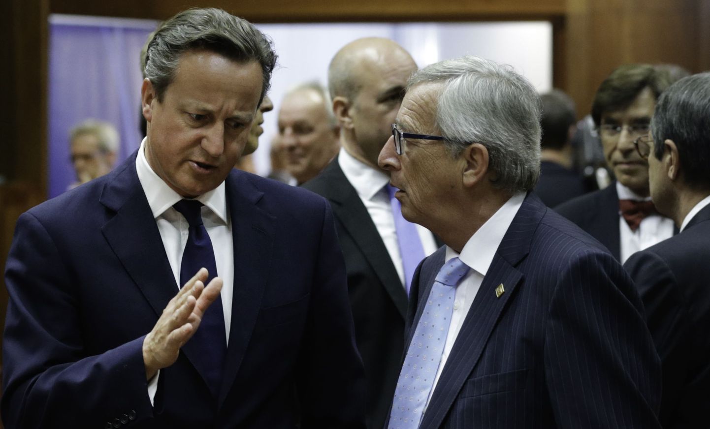 David Cameron (vasakul) vestlemas Jean-Claude Junckeriga.