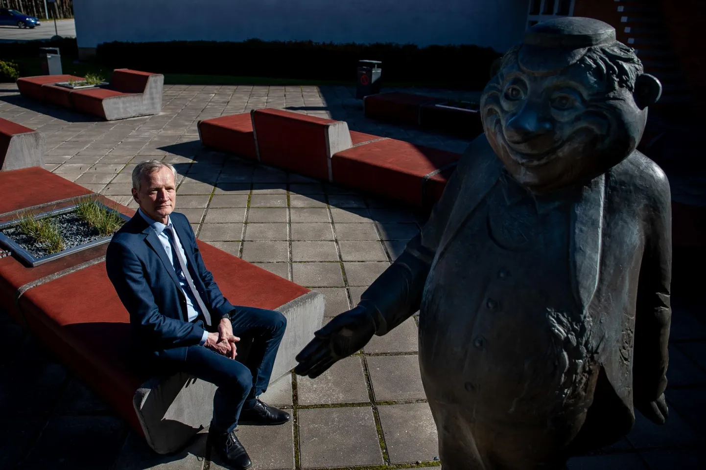 Tallinna Tehnikaülikooli rektoriks valitud Tiit Land vaatab ülikooli maskotti Juuliust. Septembrist siirdub senine Tallinna Ülikooli rektor Kadriorust Mustamäele «rauakooli» juhiks.