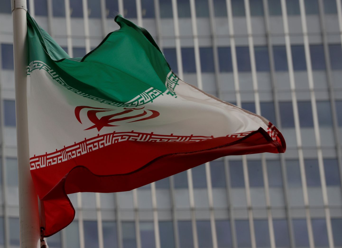 Iraani lipp lehvimas Viinis Rahvusvahelise Aatomienergiaagentuuri (IAEA) peakorteri ees.