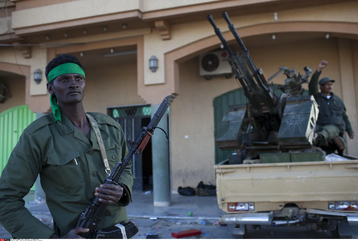 Liibüa võimude poolt ajakirjanikele organiseeritud reis Misrata äärelinna, et näidata kehtivat relvarahu. BBC korrespondendi teatel kostus samal ajal kaugemalt plahvatusi ja tulistamist.