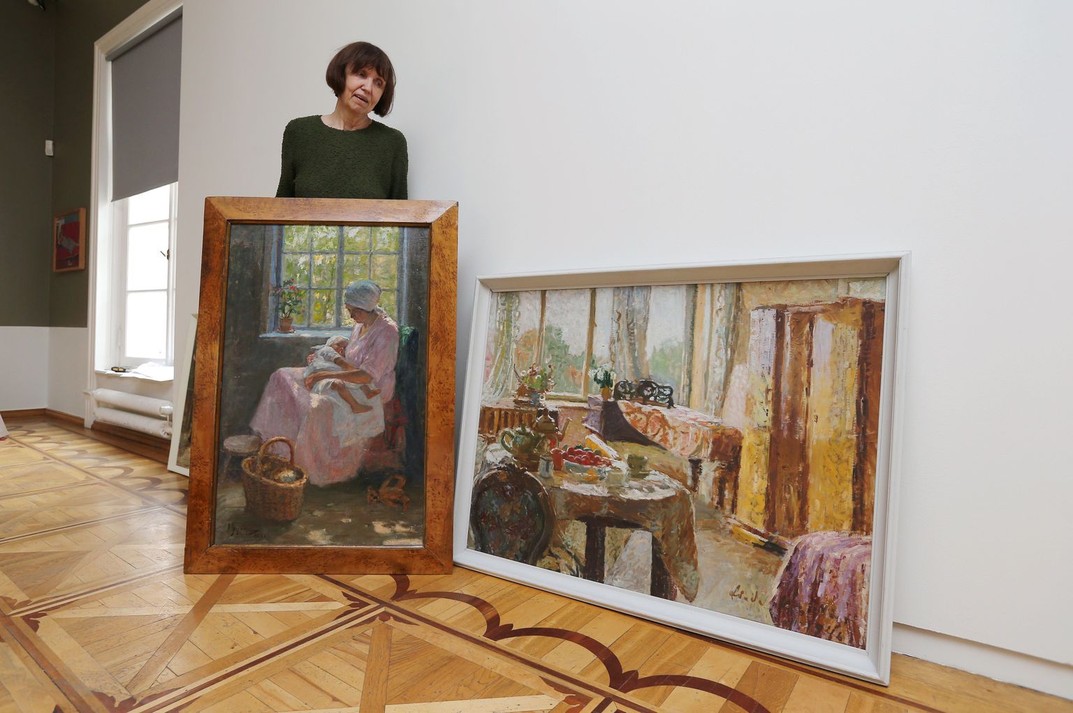 Näituse koostaja, Tartu kunstimuuseumi kogude kuraatori Tiiu Talvistu ees on Andrei Jegorovi maal «Naine lapsega» (1923) ja vasakul käel Linda Kits-Mägi «Interjöör» (1946), mis eile ootasid oma kohale riputamist.