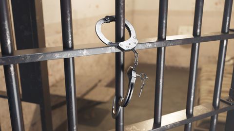 Moški obsojen na zaporno kazen zaradi groženj z umorom žene v Rigi