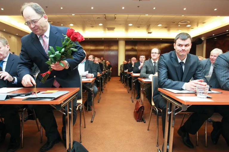 Neinar Seli (vasakul) võitis 2012. aastal EOK presidendivalimised Madis Kallase ees.