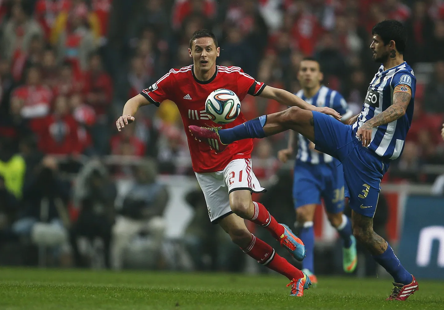 Nemanja Matic (keskel) Lissaboni Benfica särgis.