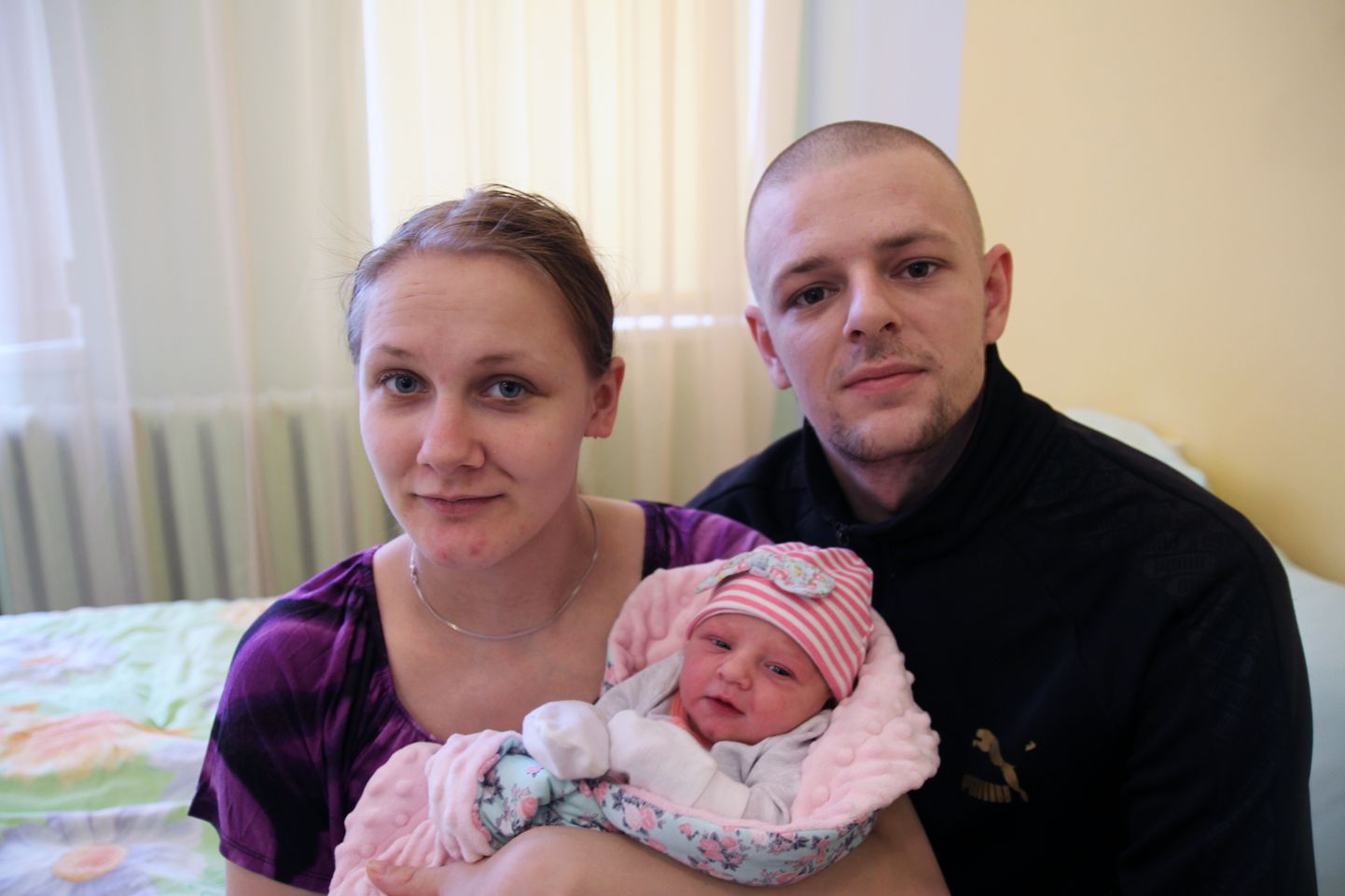 Kagu-Eesti 2019. aasta esimene beebi sündis Põlva haiglas. Pildil pisike Getter koos ema Maivi ja isa Raikoga.