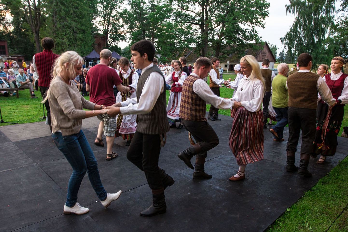 Leedu folkloorirühm Ratilélis Kaunasest lõpetas oma esinemise meeleoluka ühistantsuga, kuhu tõmmati ka pealtvaatajad.