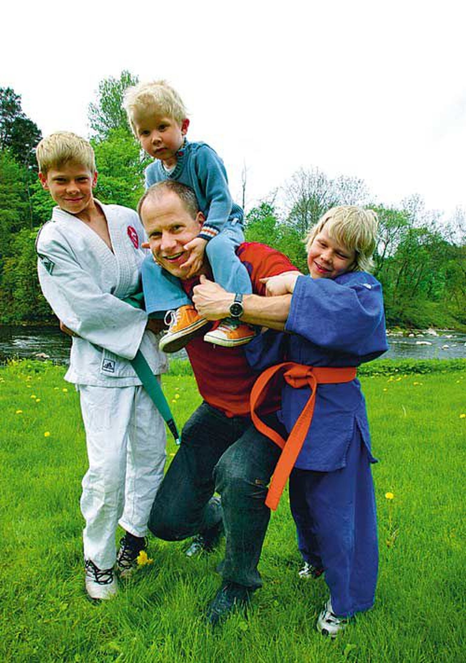 Olümpiamängude medalimees Tõnu Tõniste koos poegade Kristjani (valges kimonos), Kevini (sinises) ja Robiniga.