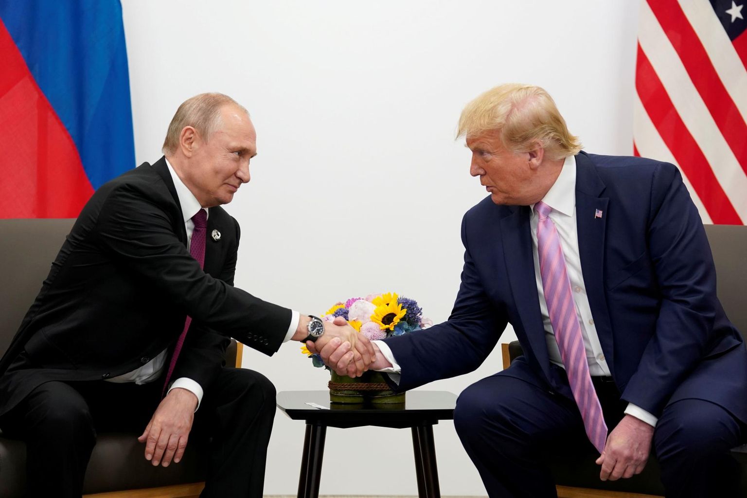Venemaa presidendi Vladimir Putini ja USA riigipea Donald Trumpi viimane käepigistus mullu juunis Jaapanis G8 kohtumisel.