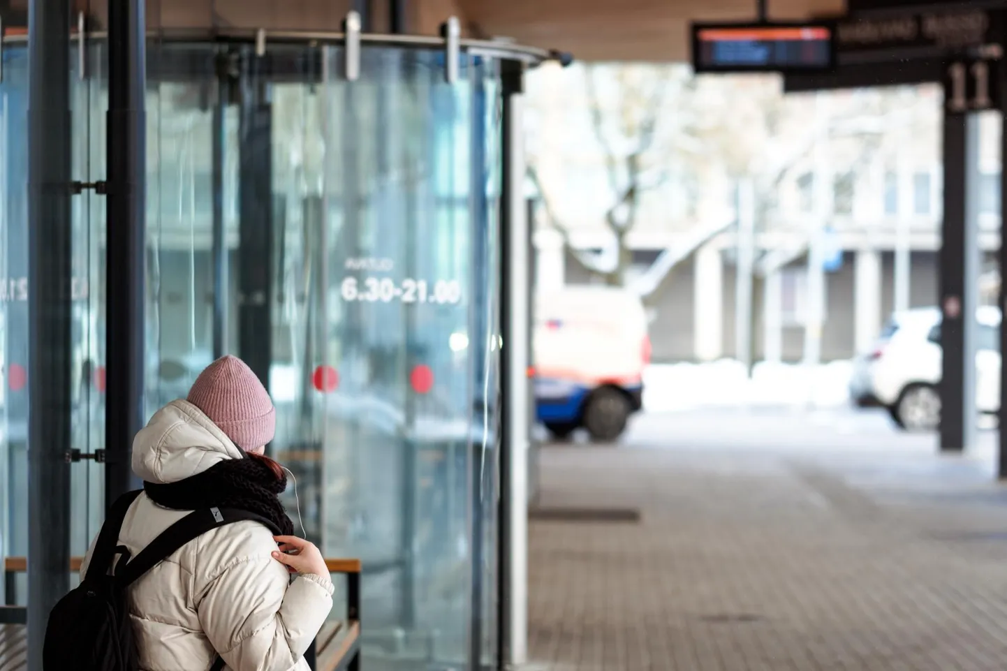 Kõikjal ei kontrollita koroonapiirangute täitmist rangelt, kuid Pärnu bussijaamas on personal resoluutne: kui nägu ei kata, tuleb minna õue.