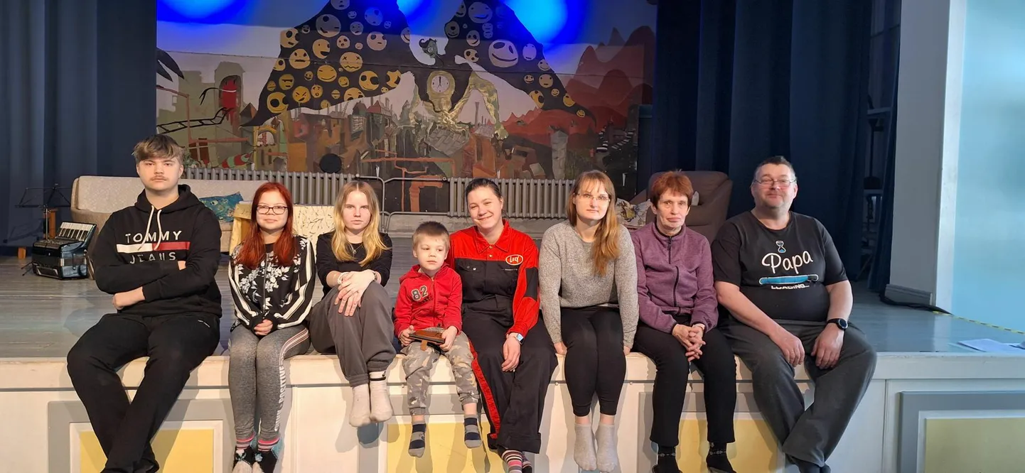 Krahvi Teater: Mikk Raidsalu (vasakult), Laura Raidsalu, Säde Falkenberg, Rihard Raidsalu, Kätlin Raidsalu, Mai Kaupmees, Ülle Tomson ja Rene Raidsalu