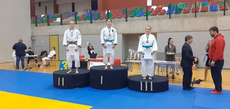 Kolmanda koha teeninud Elisabeth Toomik (paremal) autasustamisel.