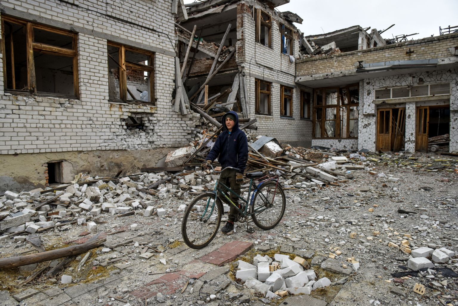 Ida-Ukrainas on paljudes asulates koolimajad hävinud. Volodõmõr koolimaja ees Donetski oblastis Drobõševe külas.