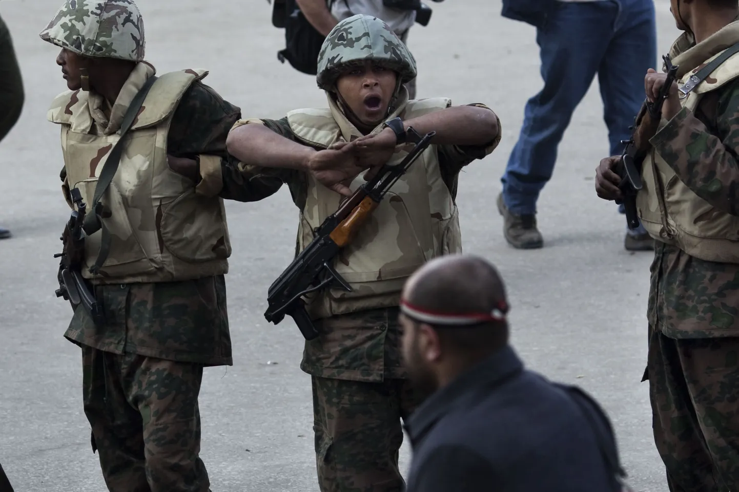 Солдаты сегодня начали восстанавливать порядок на улицах Каира.