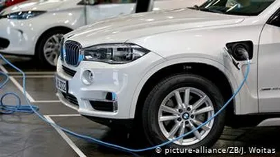 Внедорожник BMW X5 в варианте плагин-гибрида: бензиновый двигатель и электрический мотор