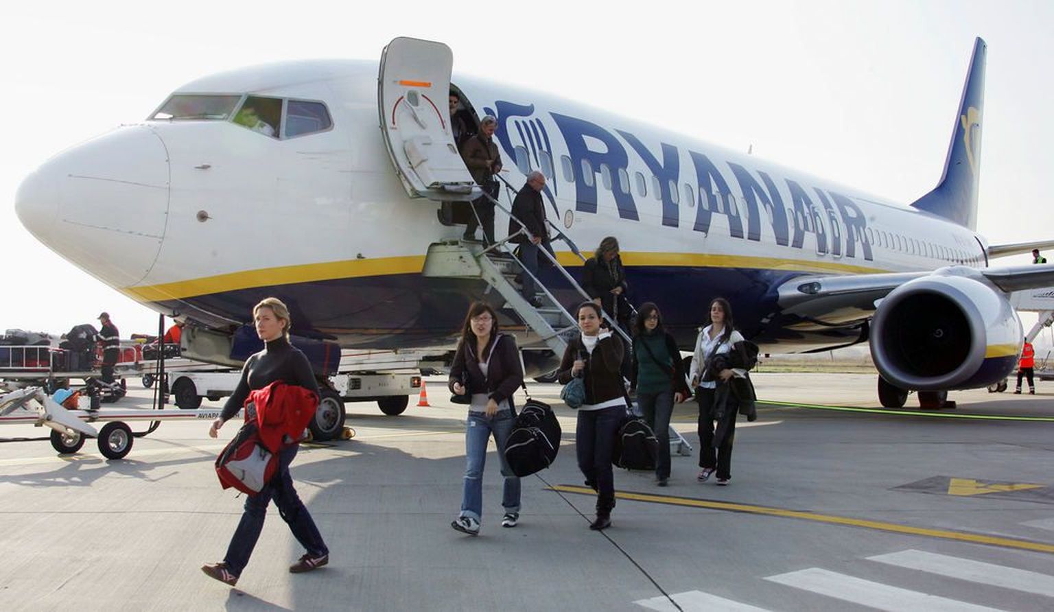 Reisijad väljumas Iiri lennukompanii Ryanair lennukist.