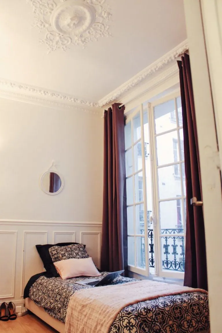 Комната, которую снимает девушка в Париже.