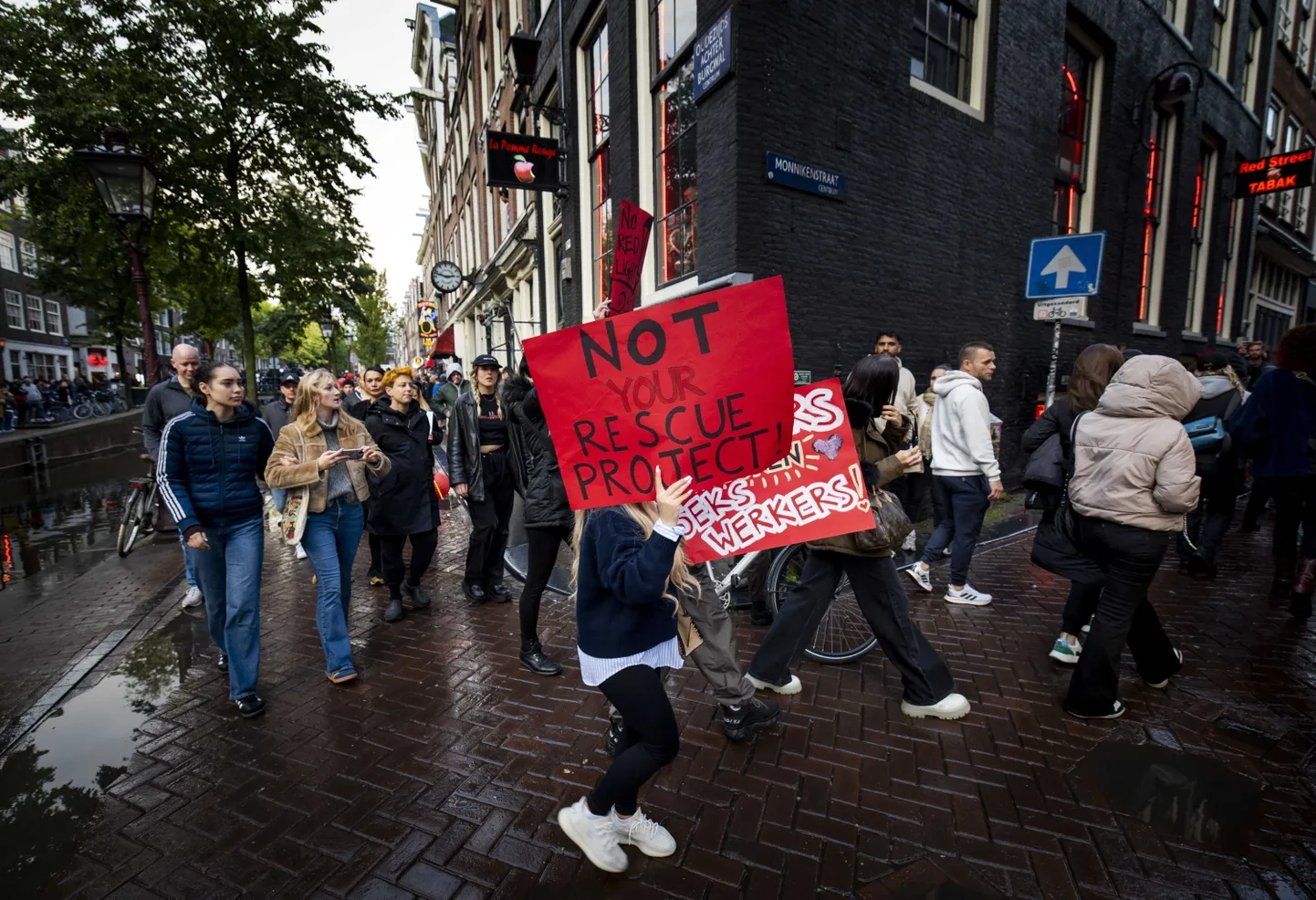 Amsterdami punaste laternate piirkonna elanikud, ettevõtjad ja seksitöötajad kolimise vastu protestimas.
