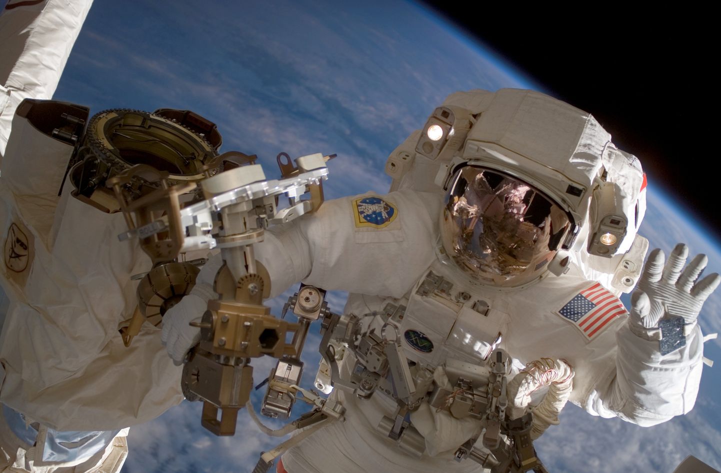 NASA astronauts atklātā kosmosā.