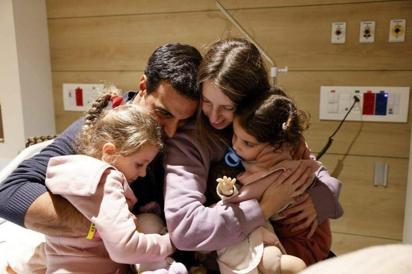 Yoni Asher abikaasa Doroni ning tütarde Avivi ja Raziga vahetult pärast nende vabastamist: 49 päeva pantvangis peetud lapsed nägid seal oma vanaema tapmist ja nakatusid salmonelloosi.