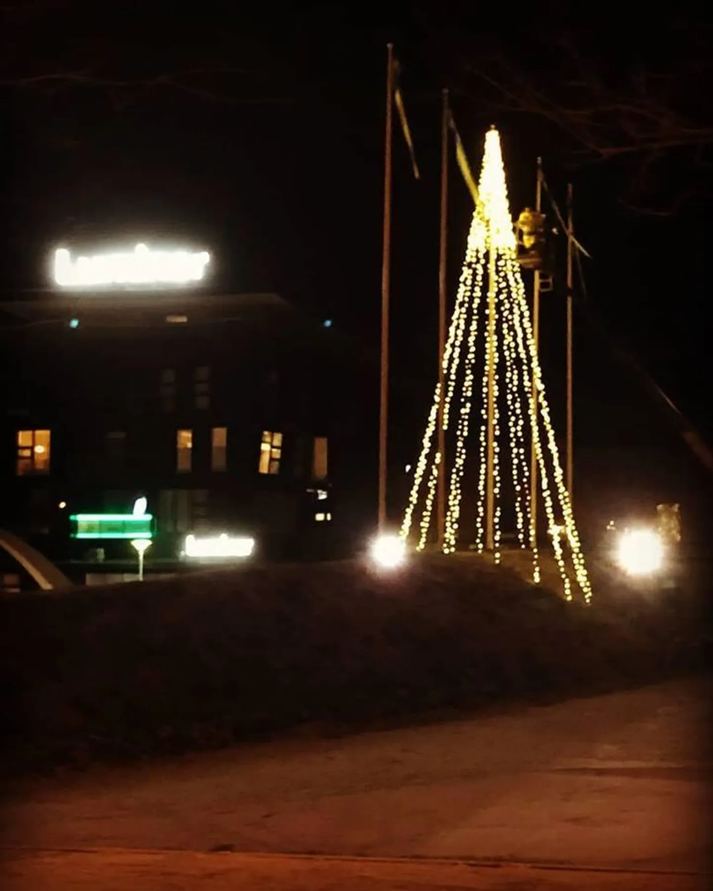 Jõuluküla esimene valgusinstallatsioon Keskväljakul.