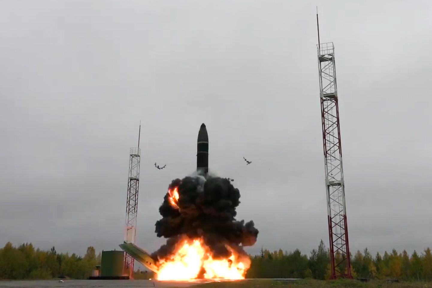Venemaa katsetamas mandritevahelist ballistilist raketti Topol-M.