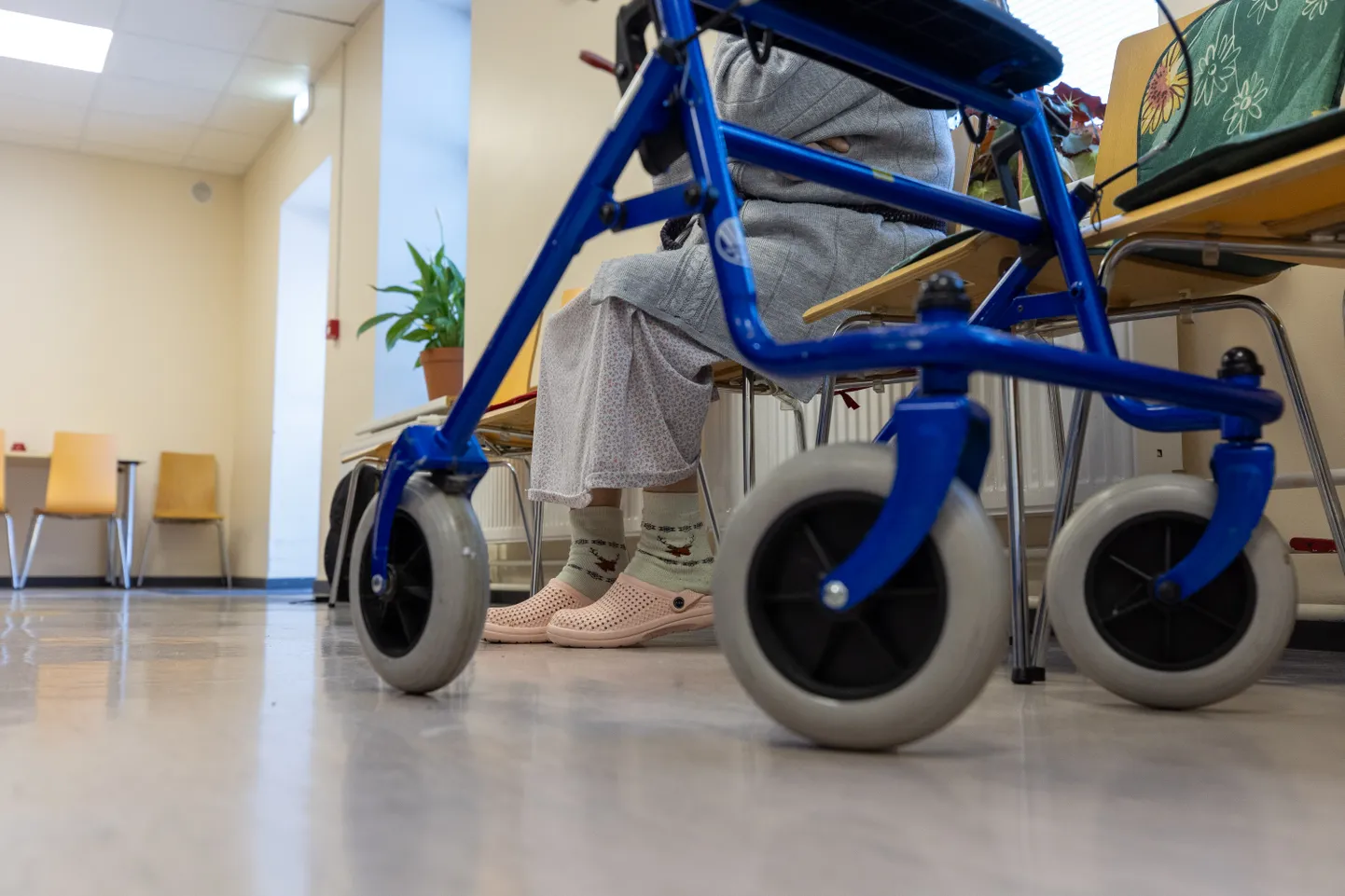Kiirabi viis eile kaks inimest haiglasse kontrolli ning üks hooldekodu töötaja vaadati üle kohapeal. Pildil olev eakas ei ole Merimetsa tee hooldekodu elanik ning ei ole põlenguga seotud.