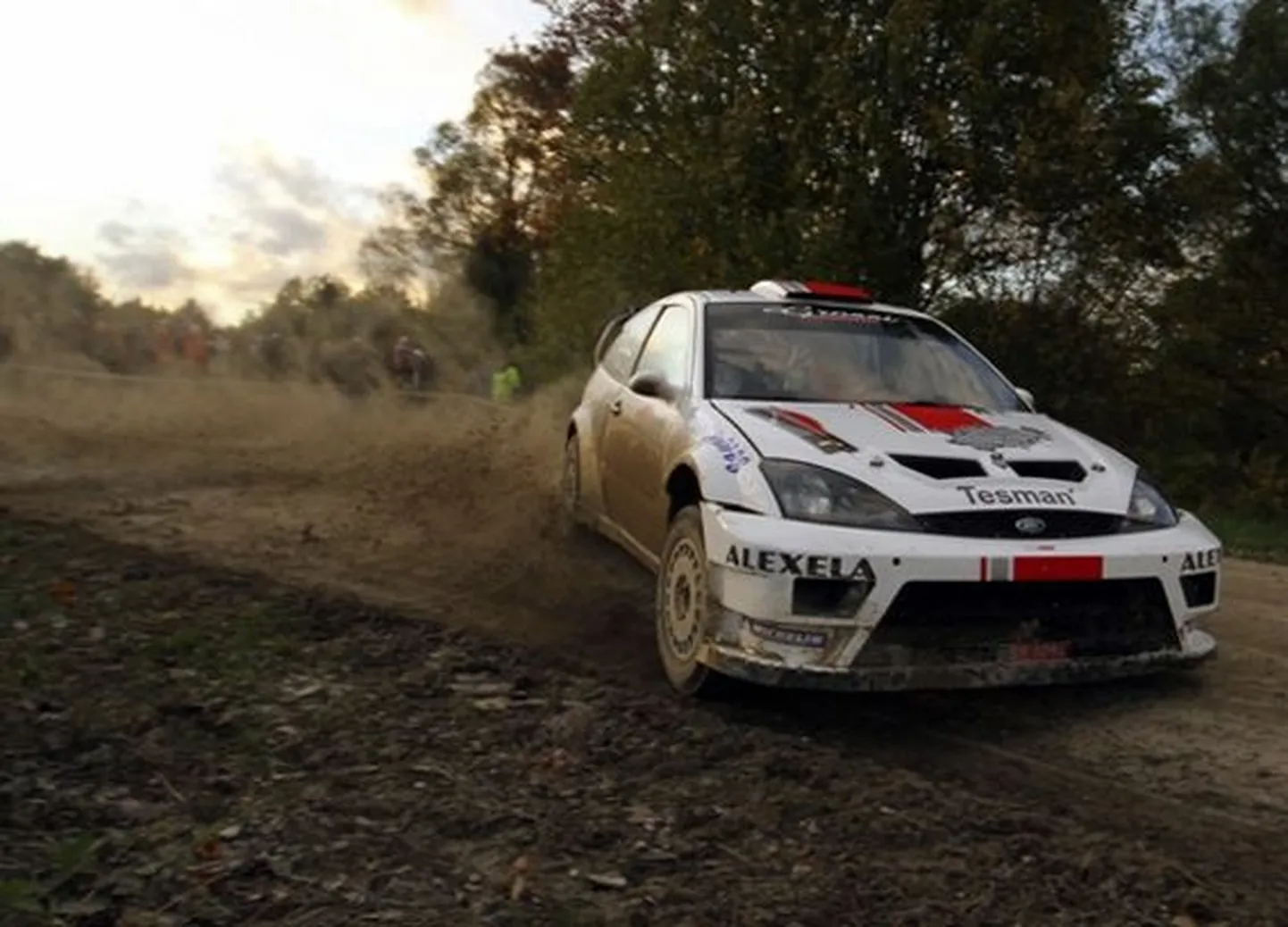 Ott Tänak Saaremaa rallil Ford Focus WRC autol kihutamas.