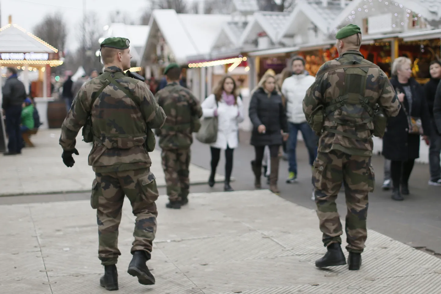 Prantsuse sõdurid patrullimas Pariisis  Champs Elysees'l asuval jõuluturul.