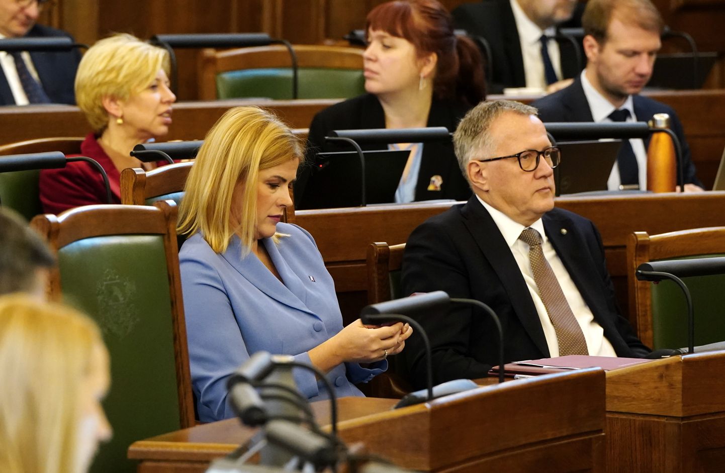 Ministru prezidente Evika Siliņa un finanšu ministrs Arvils Ašeradens Saeimas sēdē, kurā turpina skatīt 2024. gada valsts budžetu un budžeta ietvaru 2024., 2025. un 2026. gadam.