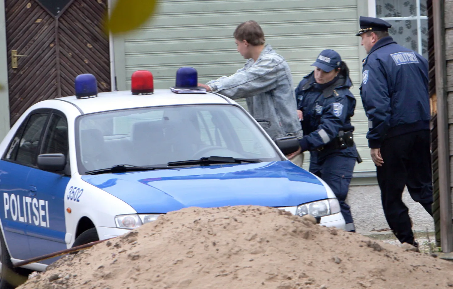 Politsei pidas eile kinni Pärnus naabrite aknasse lasknud nooremehe.