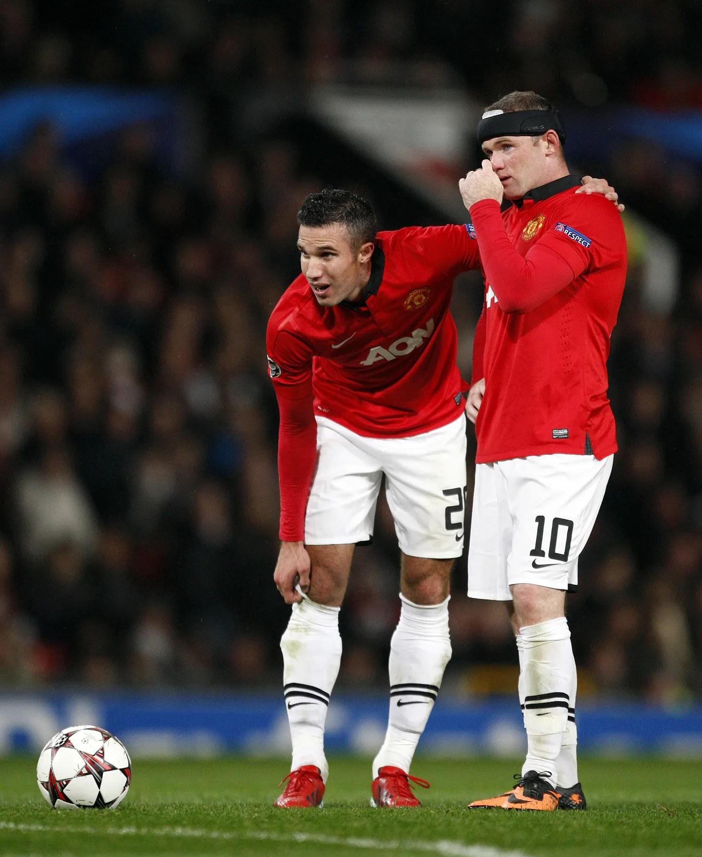 Robin Van Persie (vasakul) ja Wayne Rooney.